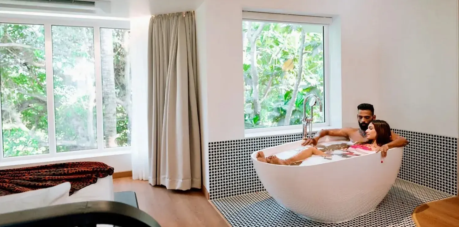 Bird-themed couples room at Orchid Passaros Benaulim