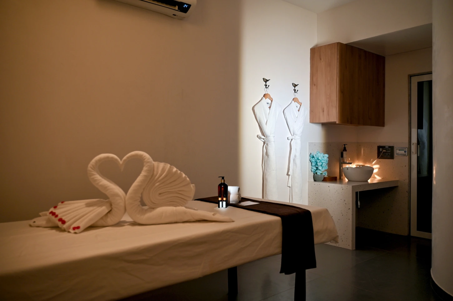 Best hotel in Goa for US Couples serving gourmet meals by the beach